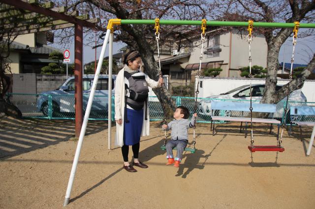 公園のブランコで息子さんと